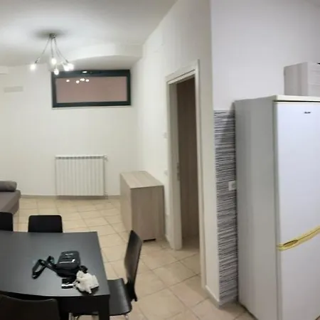Accanto All'autostrada Al Centro Tra Roma E Napoli